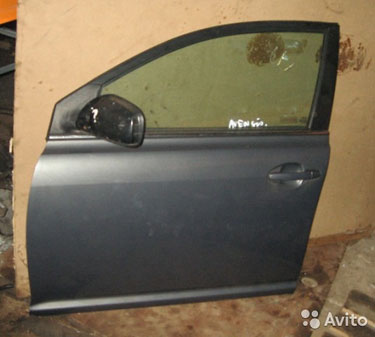 Toyota Avensis дверь передняя левая на Авенсис